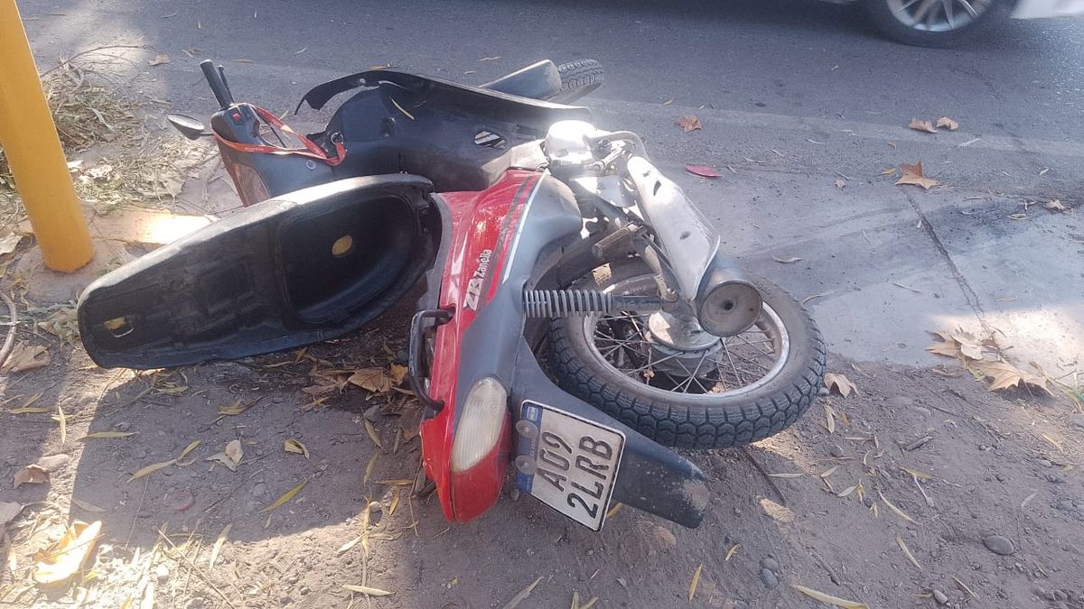 Un motociclista y sus hijas terminaron hospitalizadas tras una colisión con automóvil