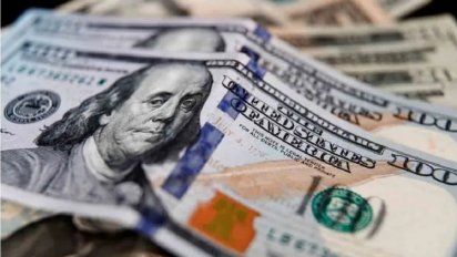 En baja: el dólar oficial cerró en $91,76 y el blue a $156