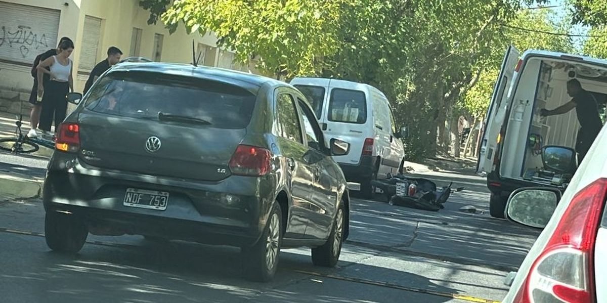 La esquina de siempre: una motociclista fue atropellada por un utilitario