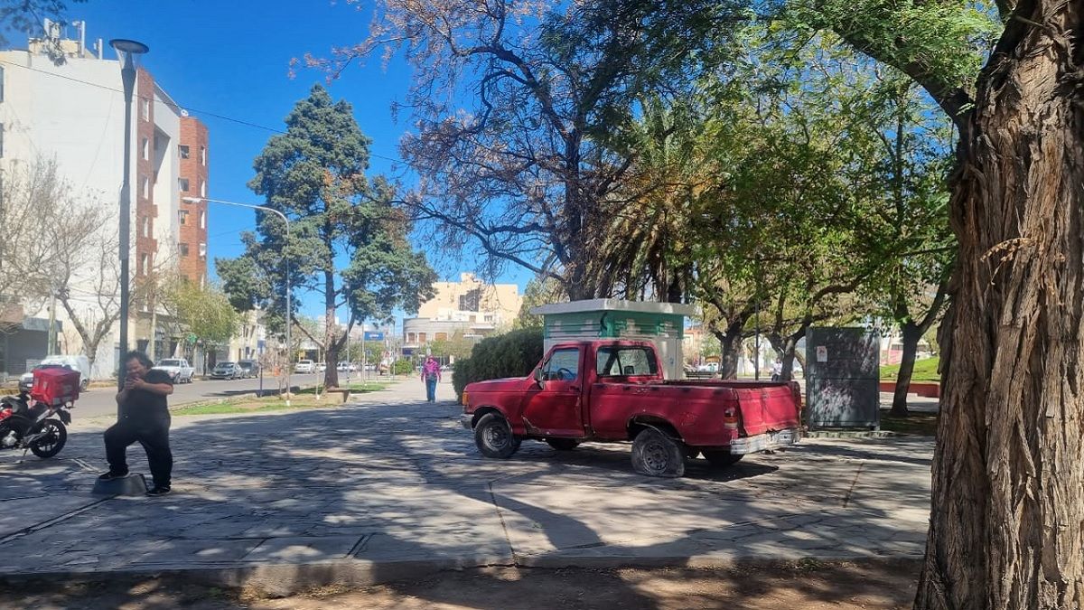 Pasó en rojo y le pasó por encima con su camioneta a un delivery