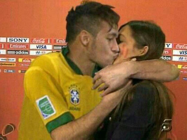El beso de Neymar a la novia de Casillas hace furor en la web
