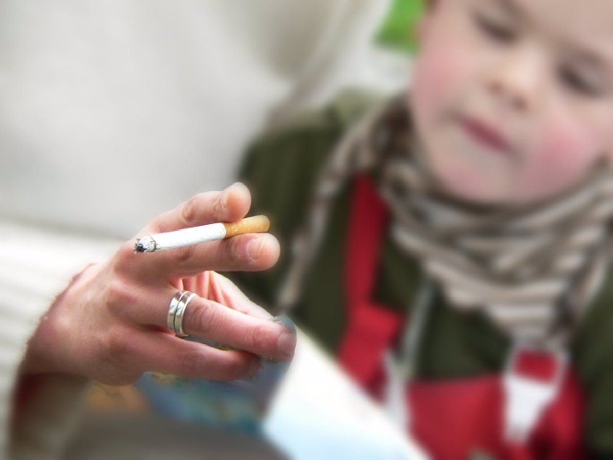 Los hijos de padres que fuman cuadriplican probabilidades de ser fumadores