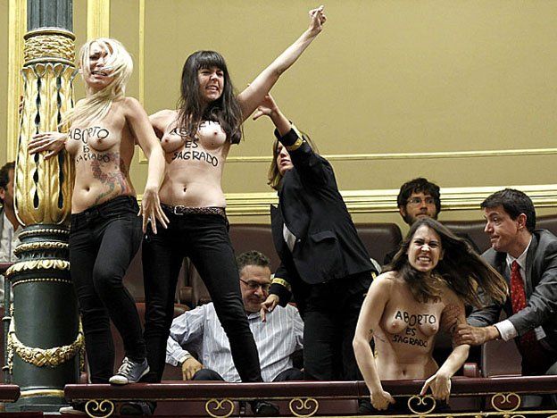 Tres mujeres españolas mostraron sus pechos en plena sesión parlamentaria