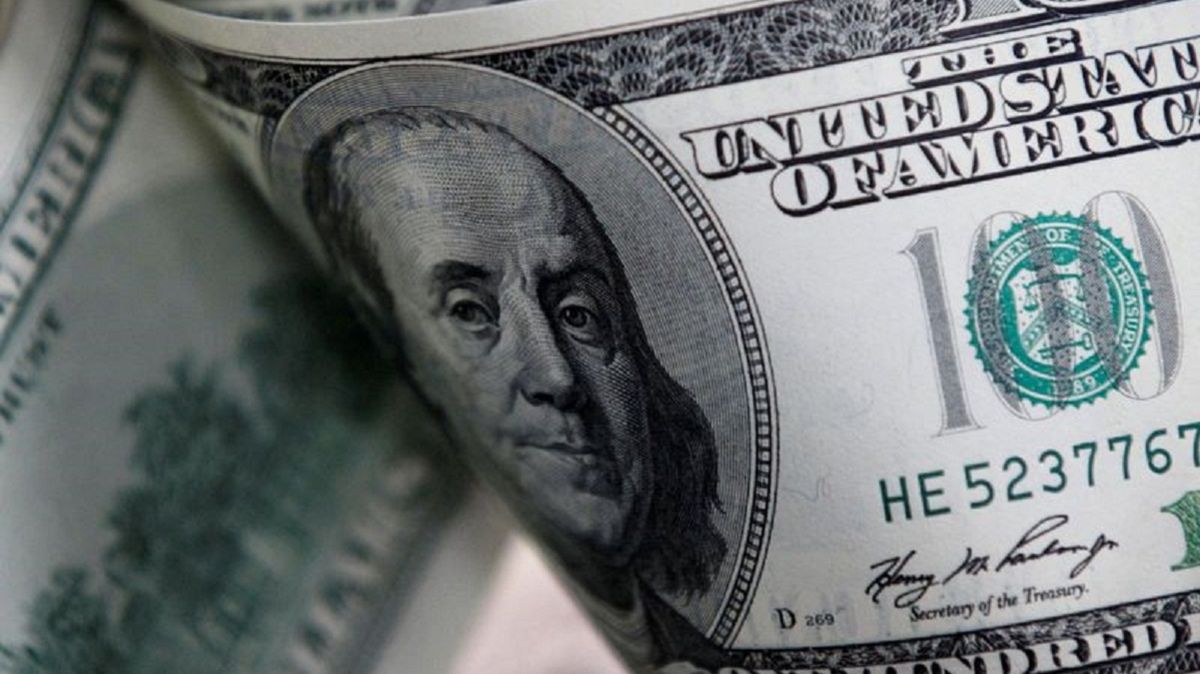 El dólar blue cerró con un descenso de un peso