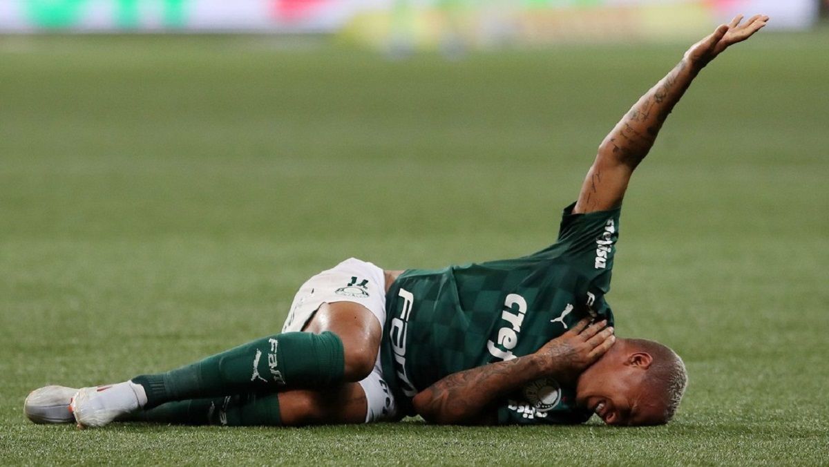 VIDEO: jugador del Palmeiras fingió ser agredido por el árbitro