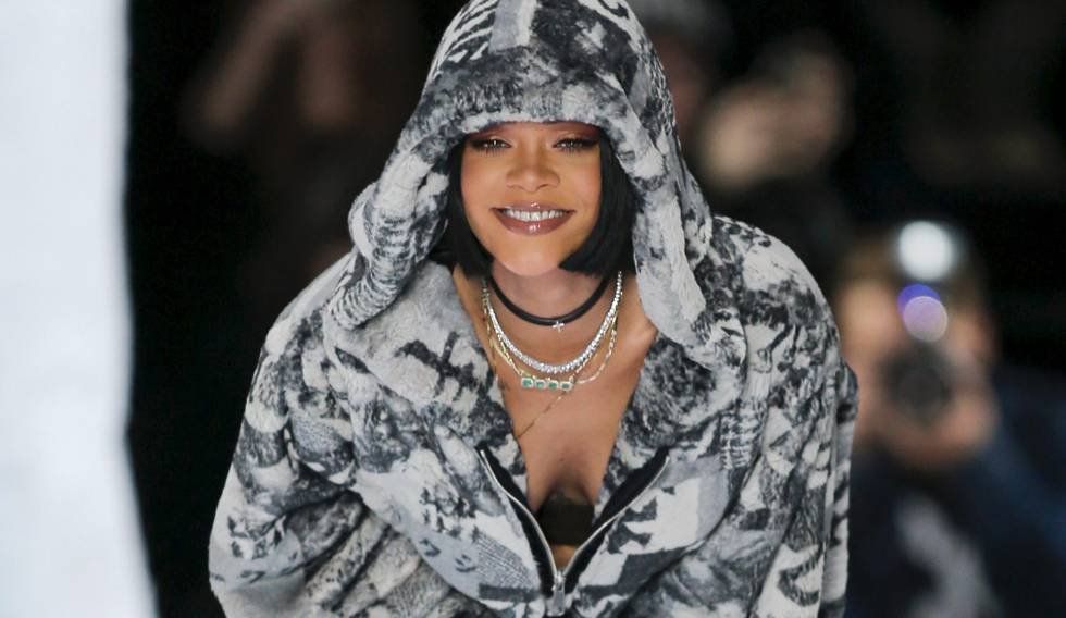 Rihanna criticada por una foto en la bañera, desnuda con su sobrina