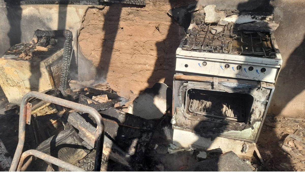 La cocina se incendió y perdió sus muebles y electrodomésticos