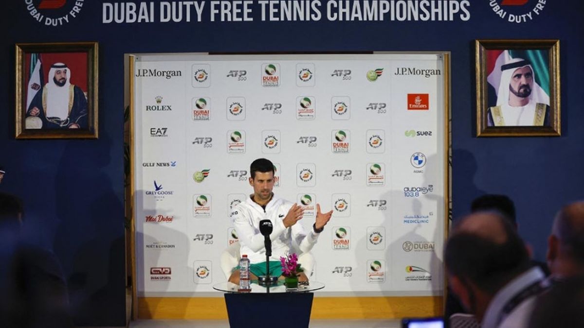Novak Djokovic juega en Dubái, donde no le exigen vacunas