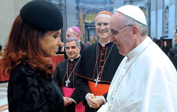 Muy emocionada Cristina fue la primera persona en saludar al Papa