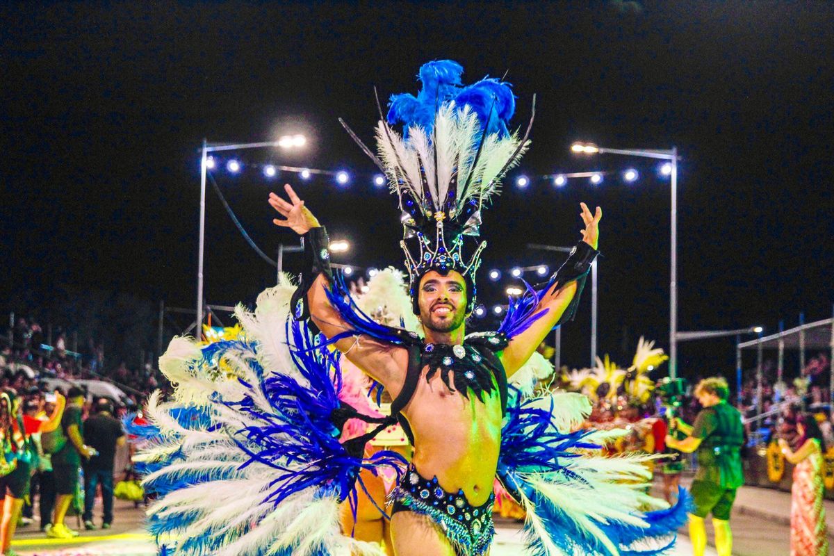 Gran despliegue de color y baile en el Carnaval de Chimbas