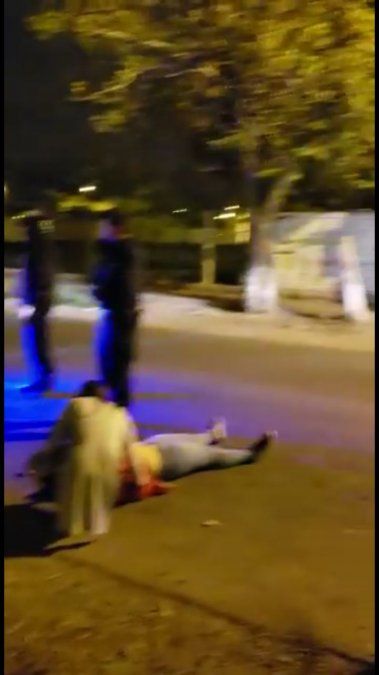 Video: su exnovio la golpeó a ella y a su amiga cuando la cruzó a la salida de un boliche