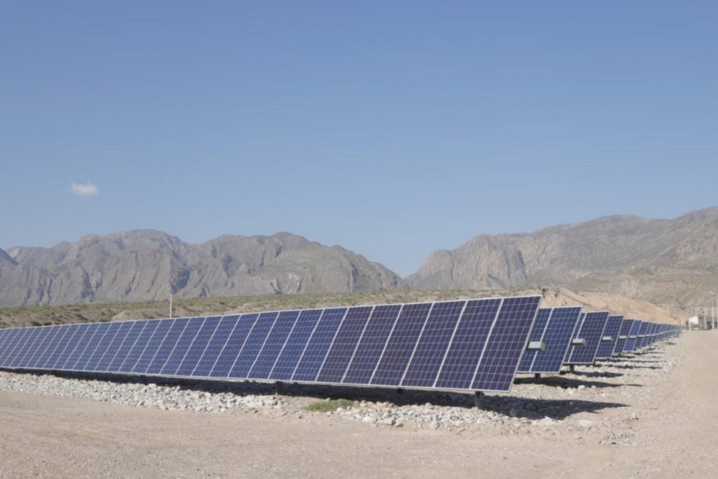 YPF Luz analiza ampliar los proyectores solares que tiene en San Juan