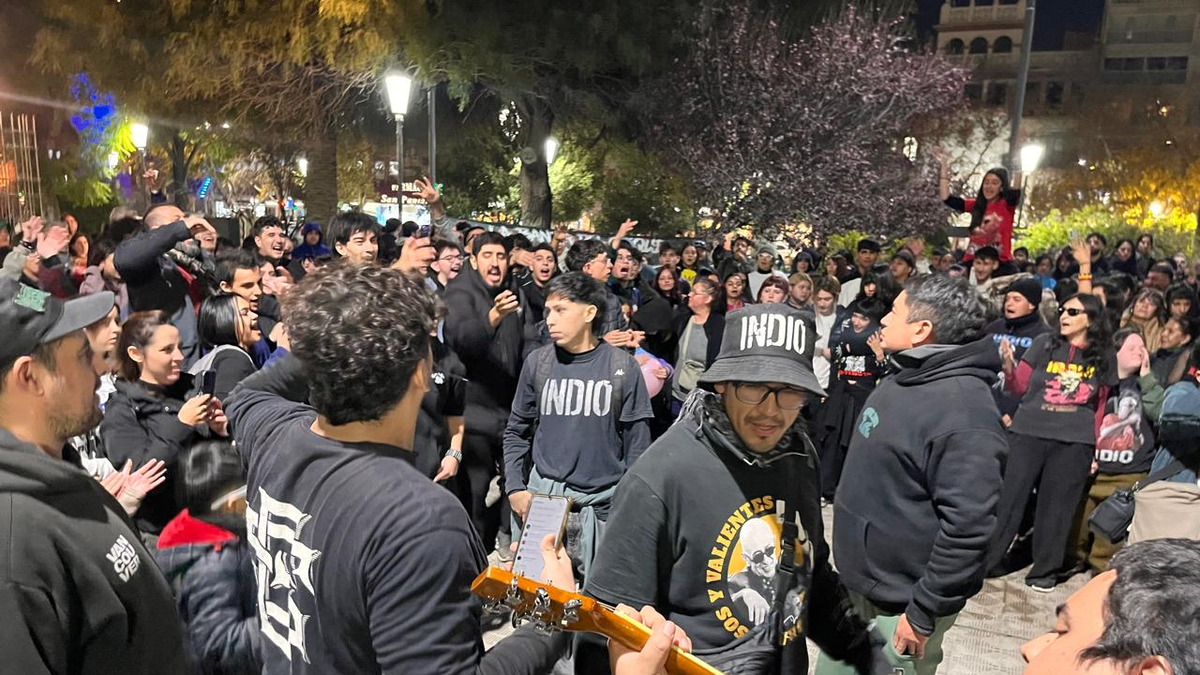 Así fue el último pogo en la Plaza 25 para despedir a un ídolo eterno