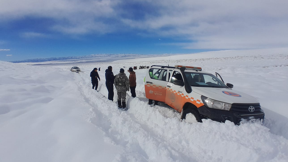 En medio del temporal, Gendarmería rescató a dos hombres en Iglesia