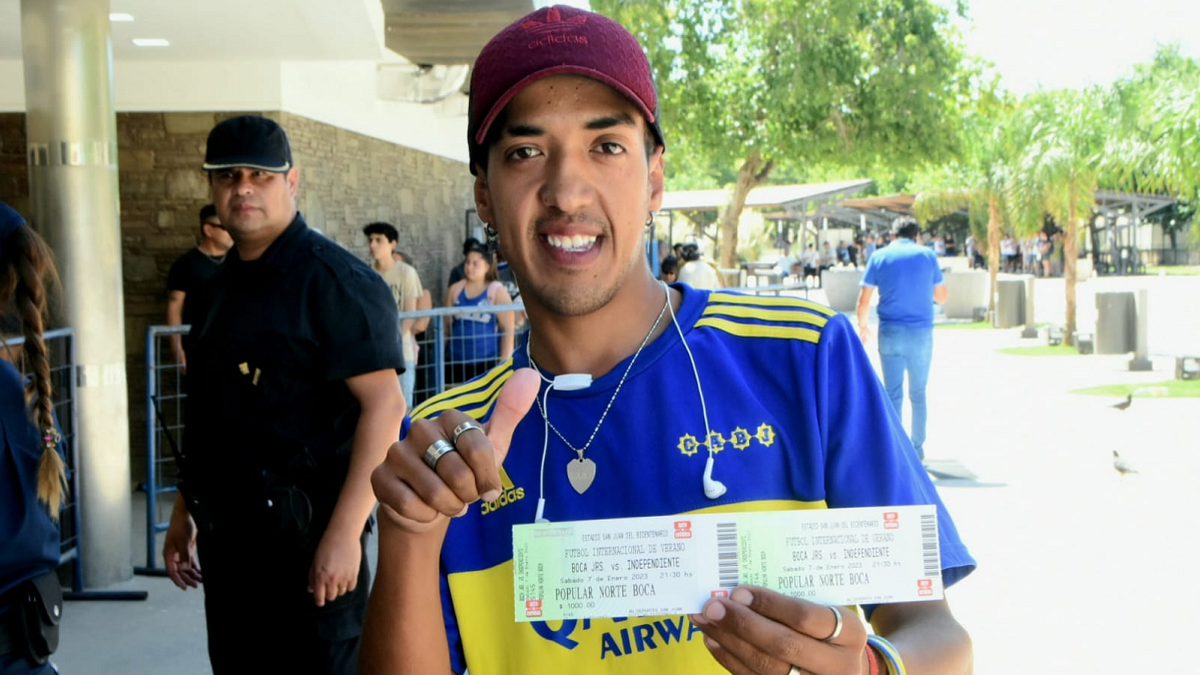 Los hinchas de Boca compran sus entradas en el estadio Aldo Cantoni. Fotos: Adrián Carrizo. 