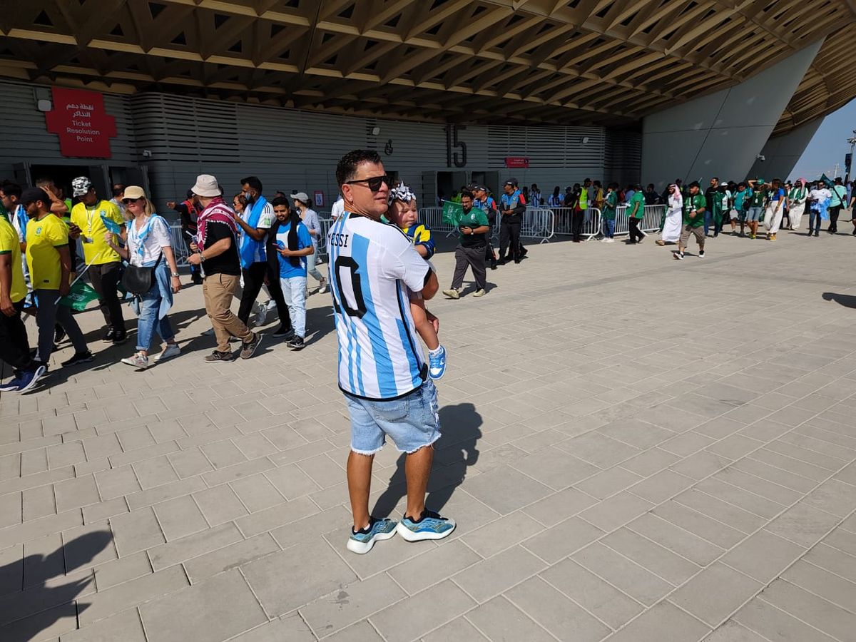 La fiesta multicolor de los hinchas argentinos en la previa del debut