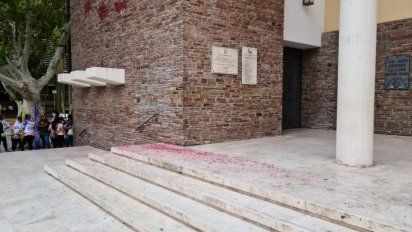 El frente de la Catedral luego del paso de la columna de mujeres que marcharon por el 8M.