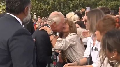 Carlos III rompió el protocolo al llegar al Palacio y se acercó a la multitud