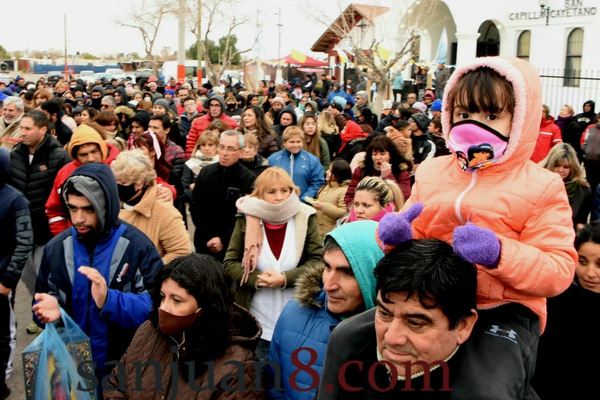 A pesar del frío polar, miles de fieles llegaron a San Cayetano