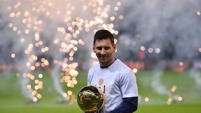 Lionel Messi festejó su séptimo Balón de Oro con los hinchas del PSG.