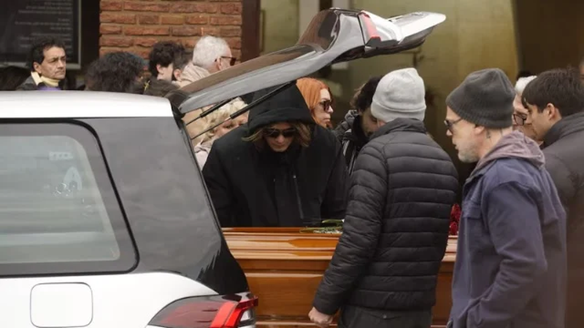 Entre lágrimas y aplausos, familiares y amigos despidieron a Ernestina Pais