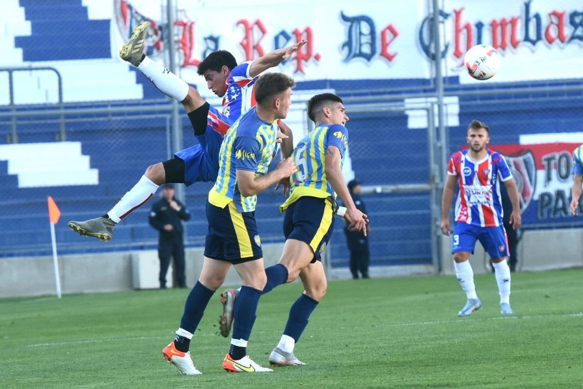 Peñarol jugó en el Bicentenario y empató con Juventud Unida