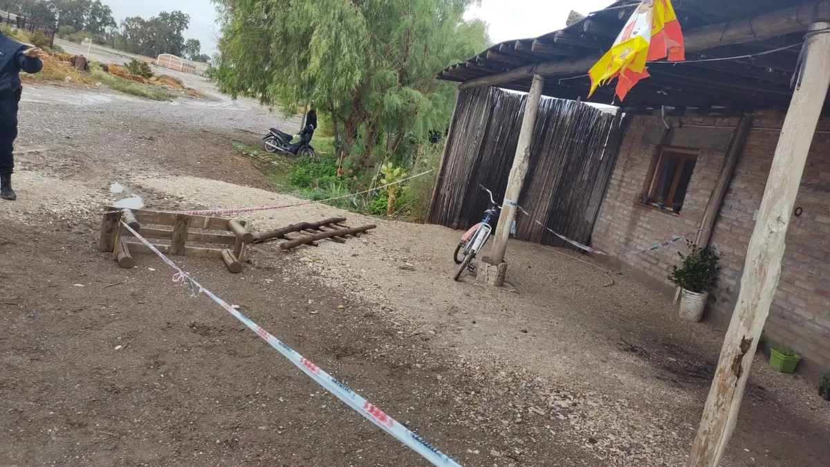 Accidente doméstico: subió a reparar una filtración en el techo, cayó y murió