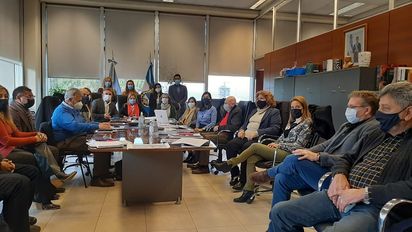 Gobierno acordó con gremios docentes y descontarán los paros desde el lunes 