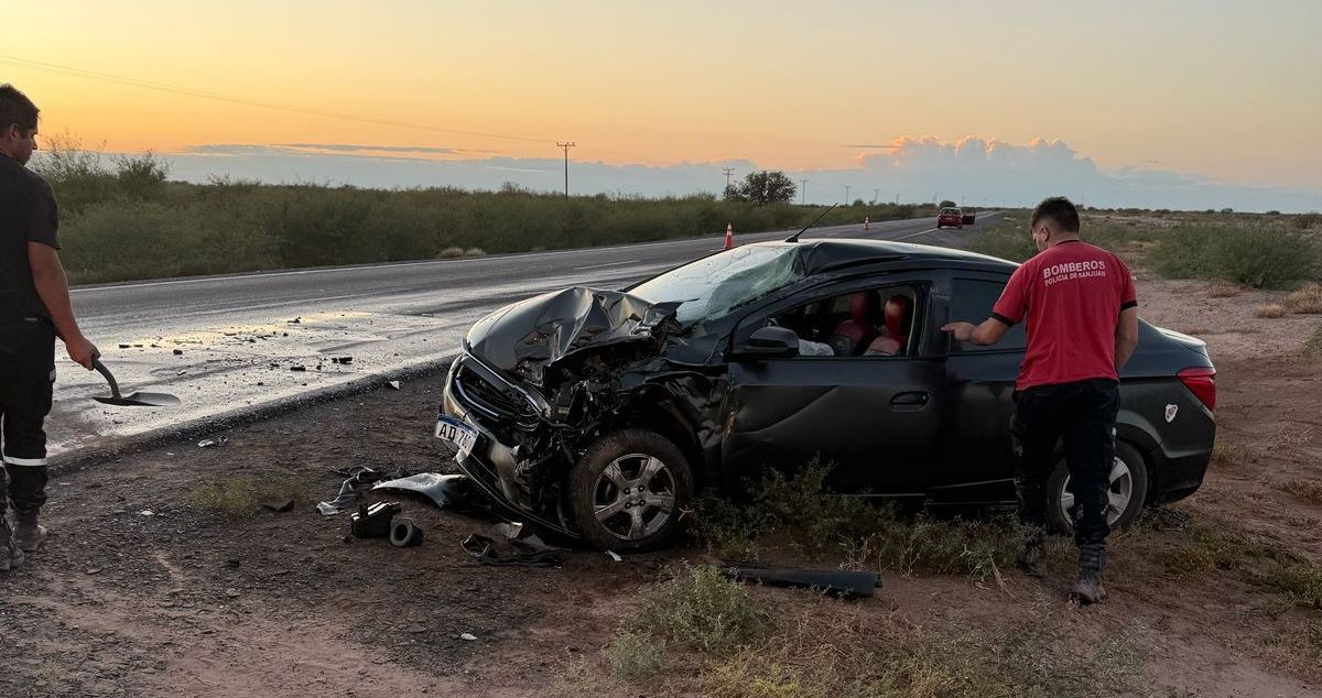 Impresionante siniestro vial: un auto impactó contra un camión dejando dos heridos