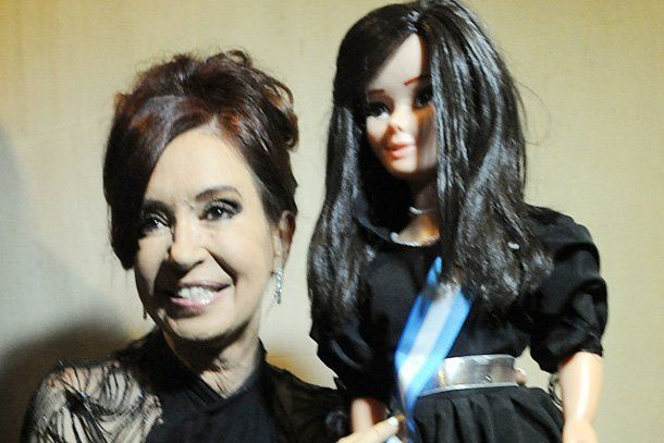 Cristina recibió una muñeca suya de los empresarios de la cámara del juguete