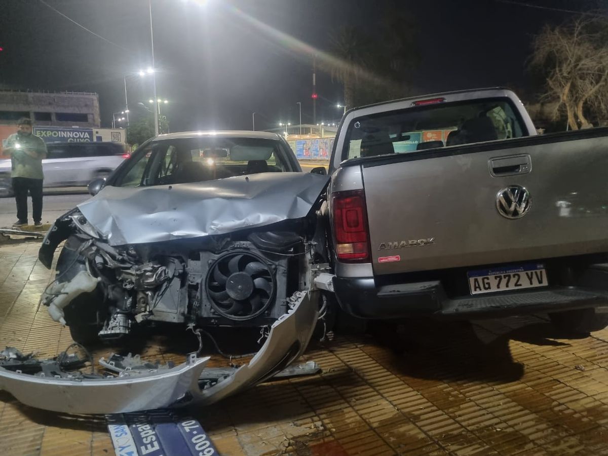 Impresionante choque: dos autos terminaron en la vereda de un negocio