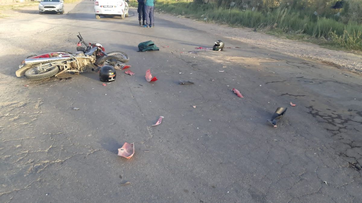Un motociclista quedó grave tras impactar con un utilitario