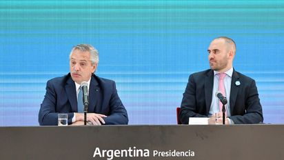 El presidente Alberto Fernández junto al ministro Martín Guzmán.