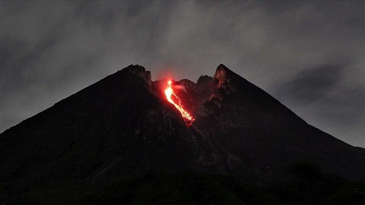 Volcán indonesio entra en erupción y cubre de ceniza varios pueblos