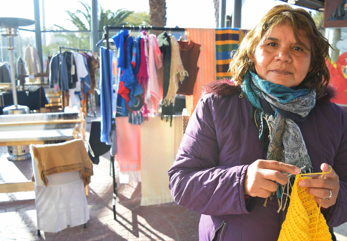 Tejer calor, tejer cariño: la historia de algunas de las tejedoras de Hilar San Juan