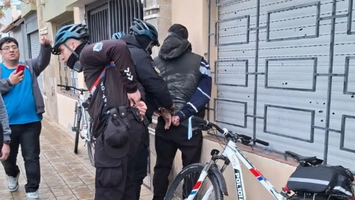 Le robó la moto a un jubilado, lo arrastró casi 100 metros y terminó detenido