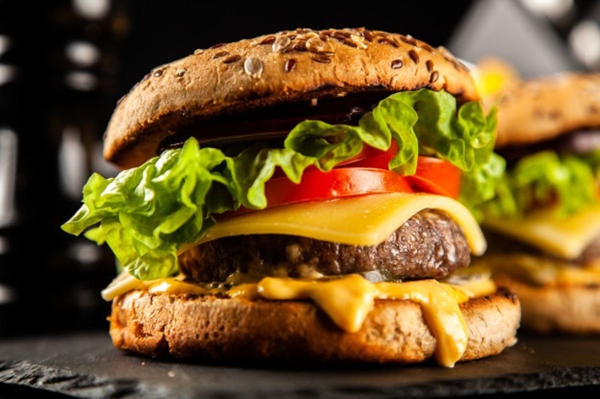 Un restaurante ofrece hamburguesas con grillos