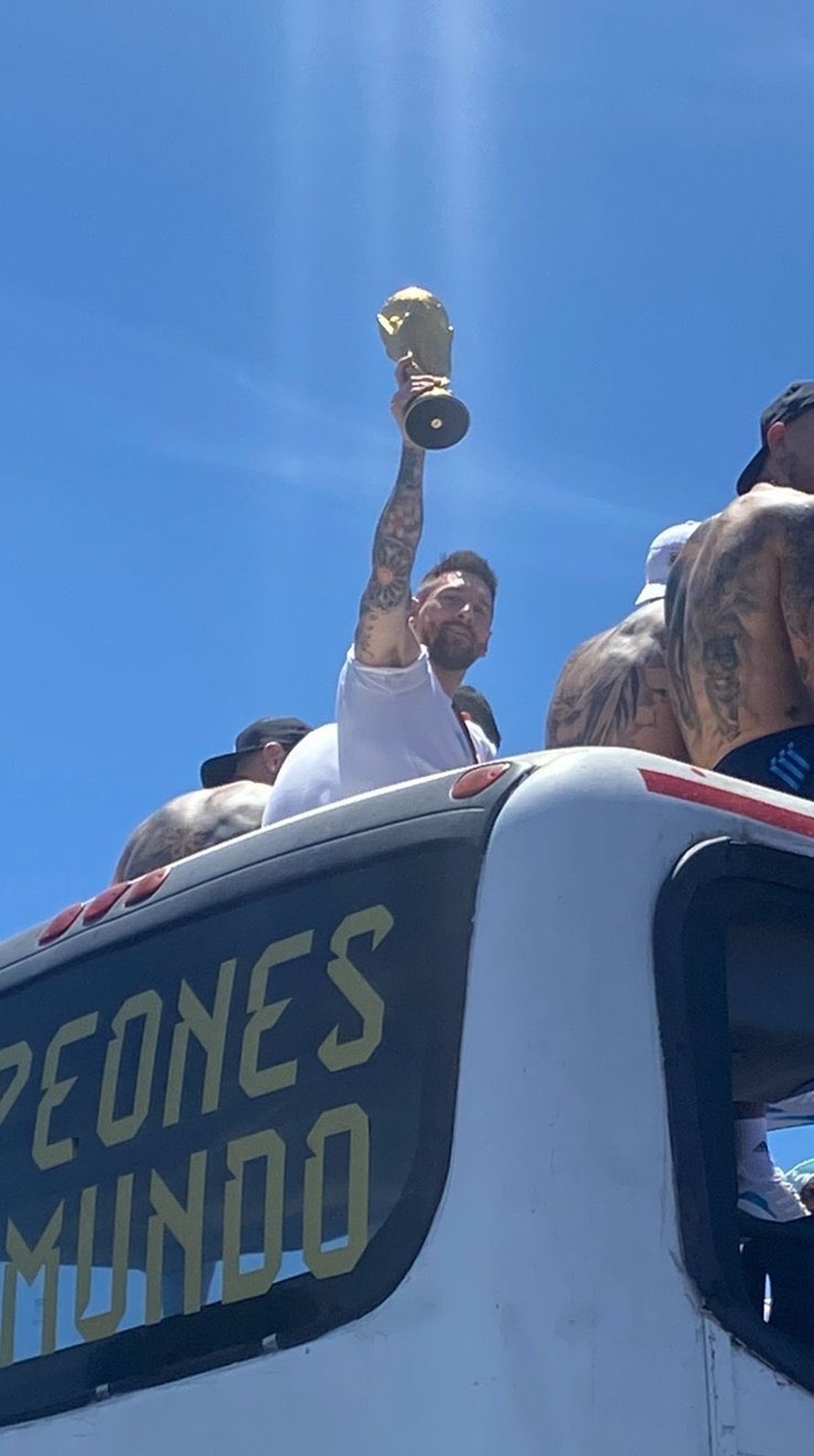 Messi fue bañado por un rayo de luz mientras llevaba la Copa del Mundo