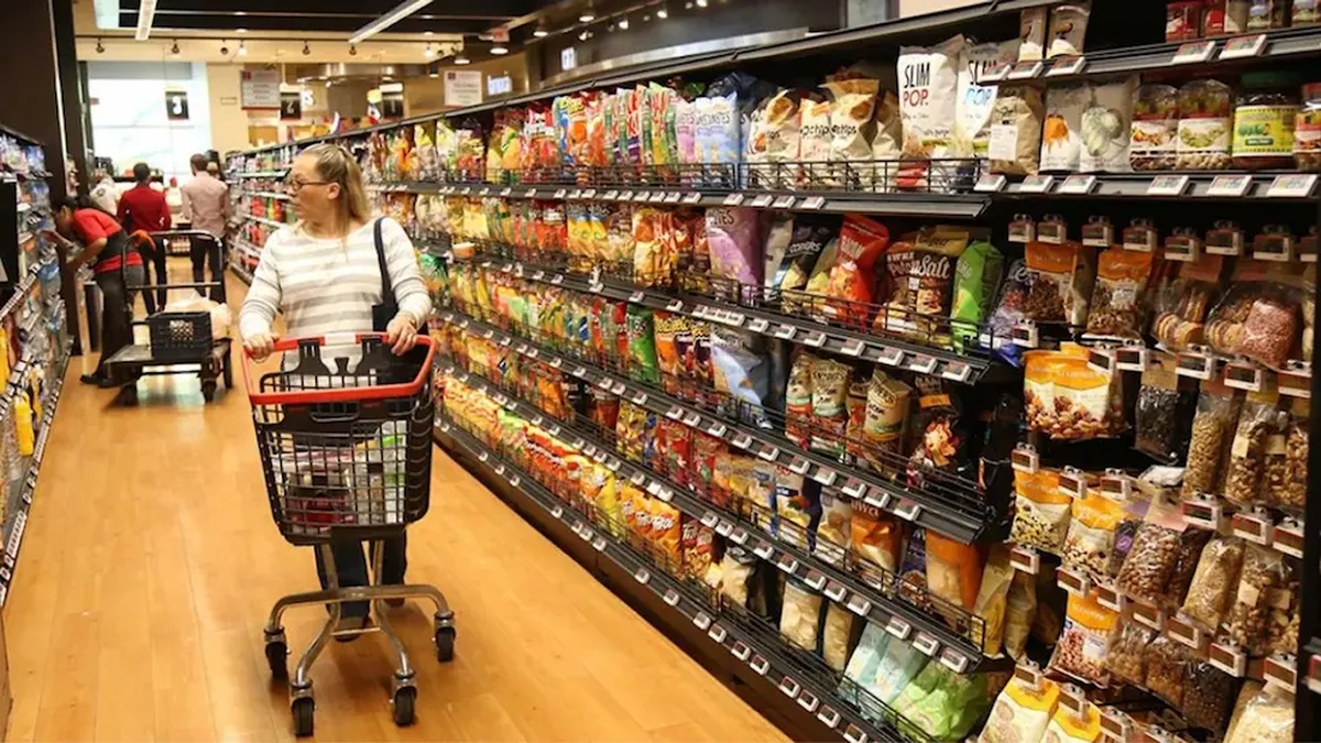 Aunque bajó la inflación, la canasta básica volvió a subir y superó el millón y medio de pesos