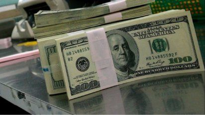 El dólar cerró sin cambios a $98.88 y el blue, a $161