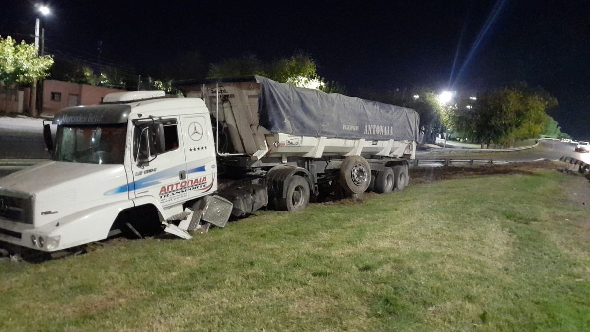 Un camión que transportaba piedras impactó contra el guardarraíl