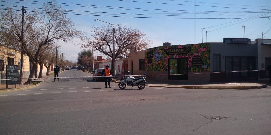 En fotos: aislaron la cuadra donde se encuentra el geriátrico con casos de COVID-19