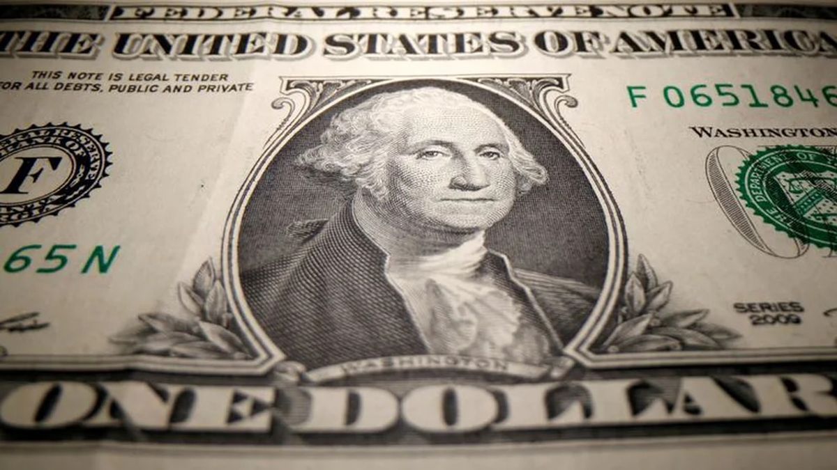 El dólar blue operó con un descenso de dos pesos, en $ 318 por unidad