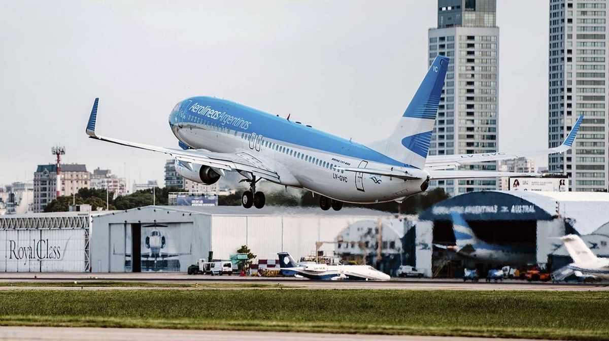 Un avión de Aerolíneas Argentinas debió aterrizar por una amenaza de bomba