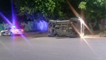 El auto que volcó en Desamparados.