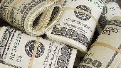 El dólar oficial subió a $91,77 y el blue bajó a $157