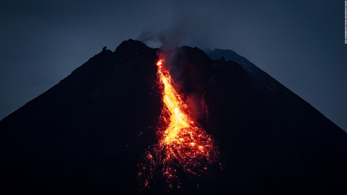 La erupción de un volcán en Indonesia provocó al menos 11 muertos