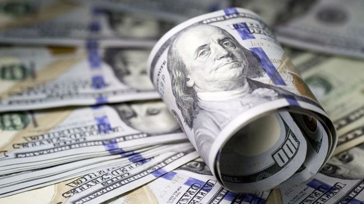 El dólar acumuló una suba de 45 centavos en la semana y cerró a $106