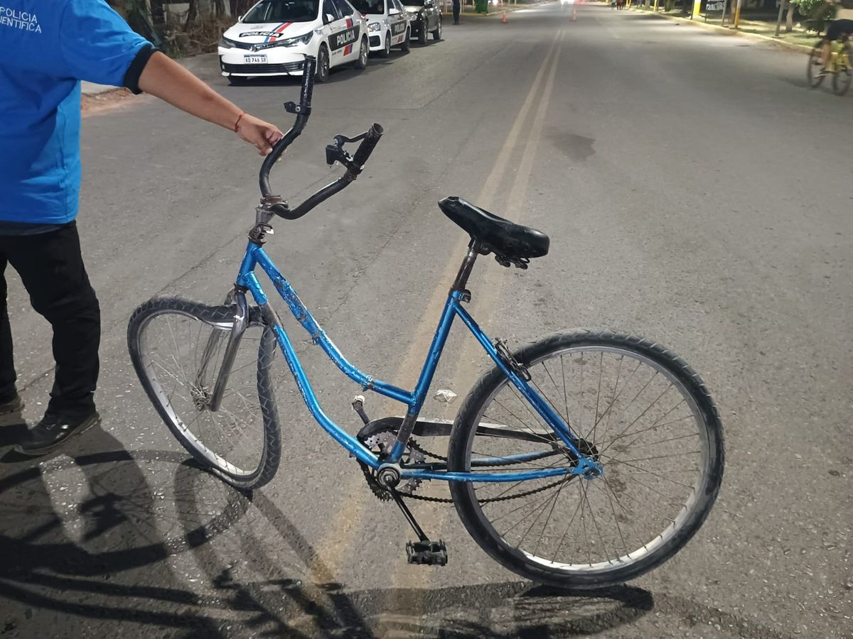 Por una mala maniobra de un motociclista, un hombre quedó en grave estado