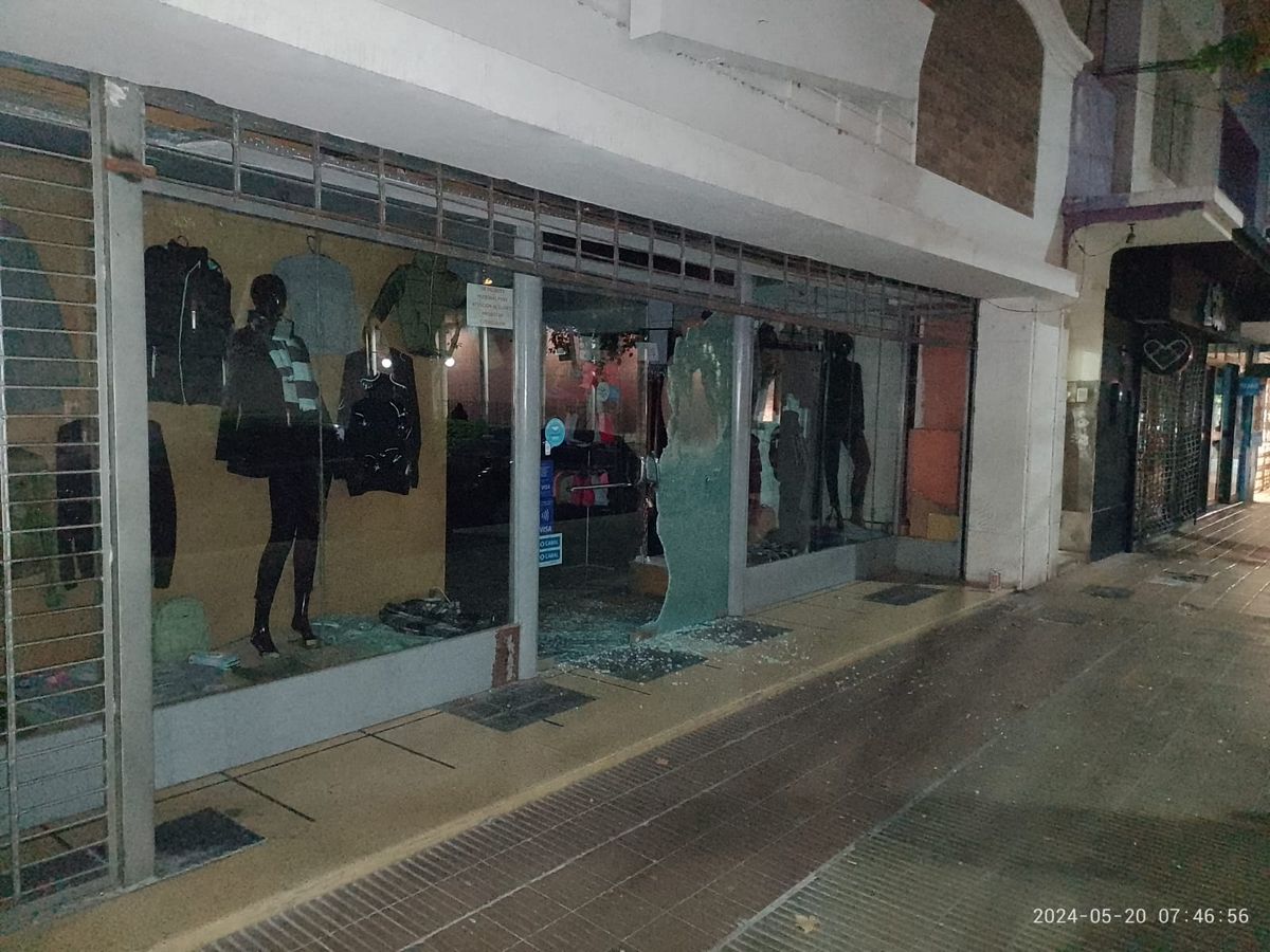 Explotó la puerta de vidrio en un comercio de calle Rivadavia: investigan el incidente